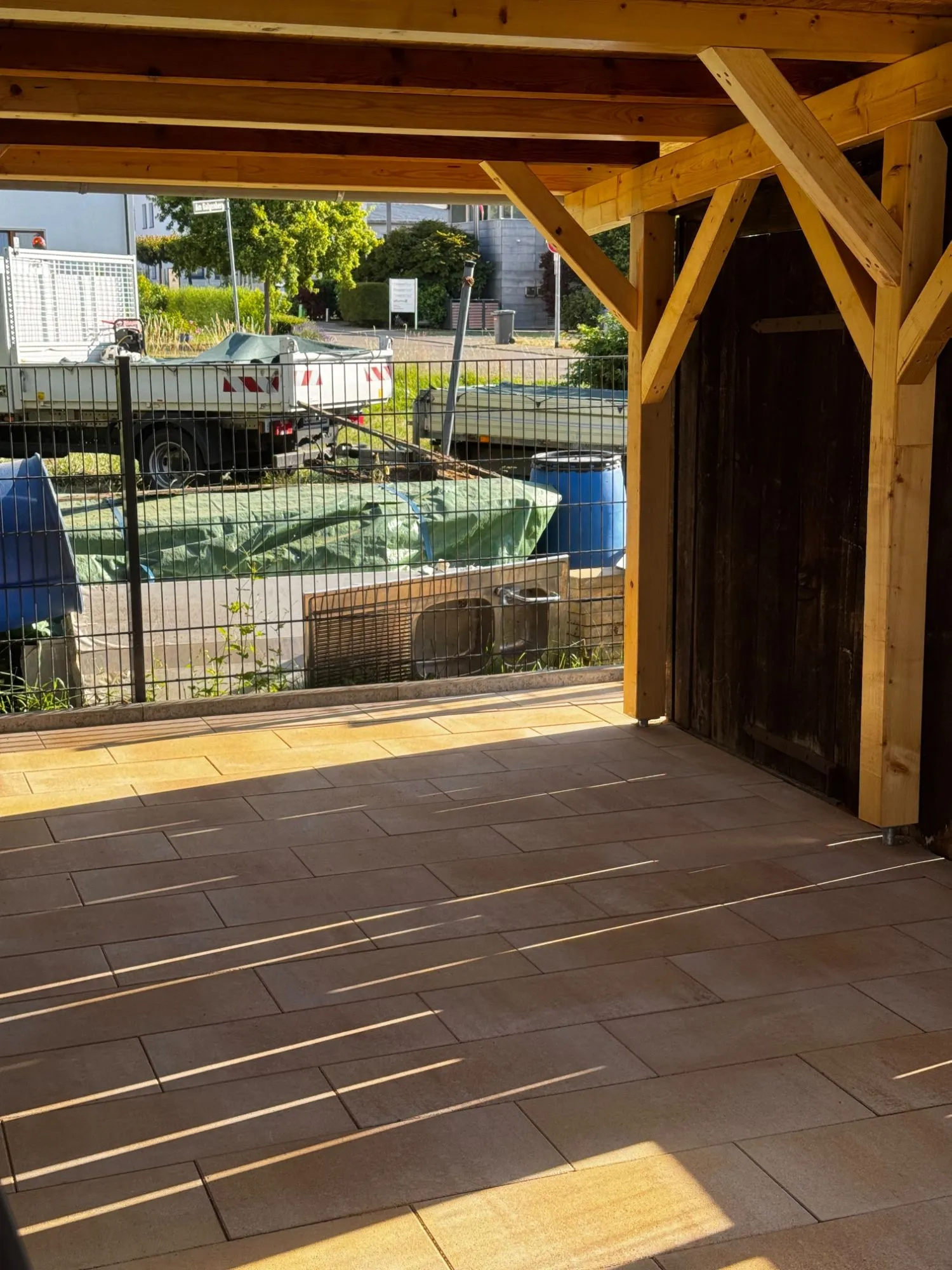 Terrassenbau mit Keramik- oder Holzbelägen