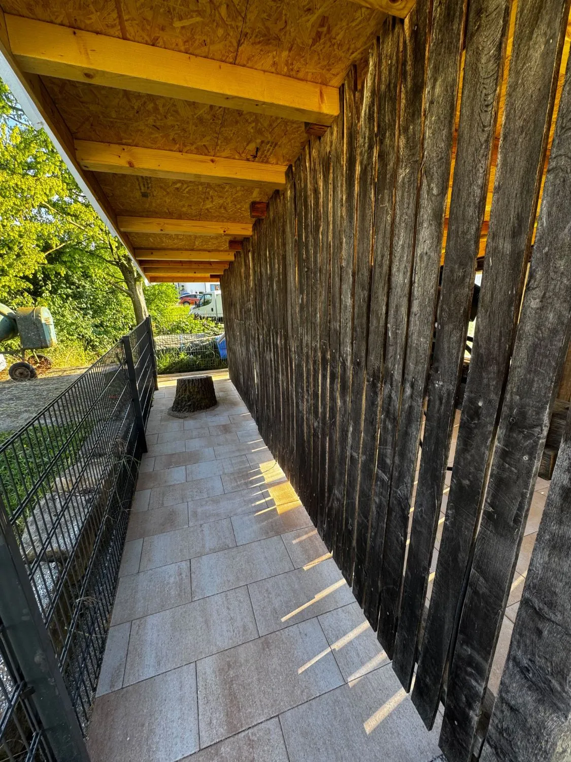 Carport mit neuem Plattenbelag, Detail 2