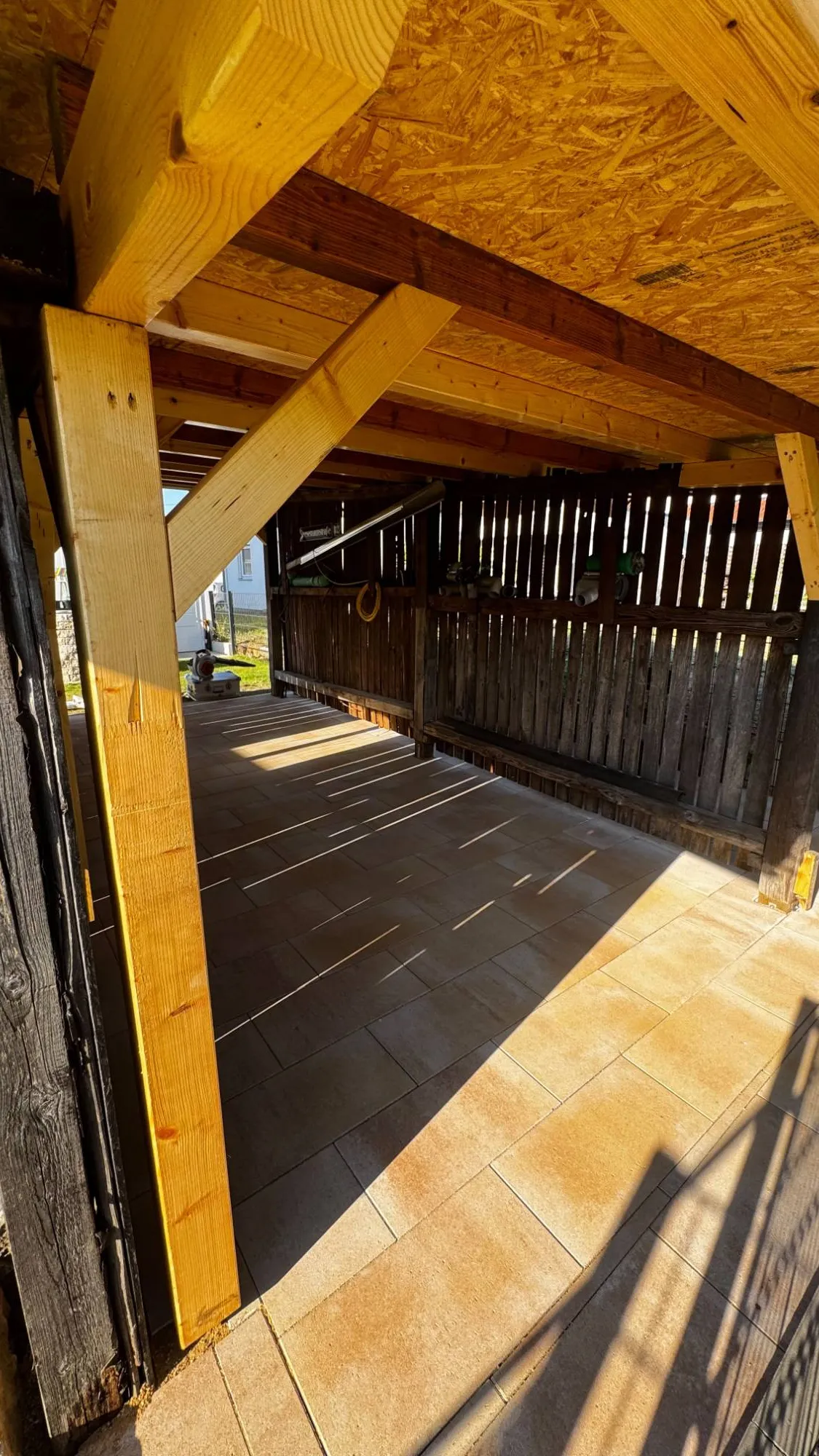 Nachher: Carport mit neuem Plattenbelag in Ort