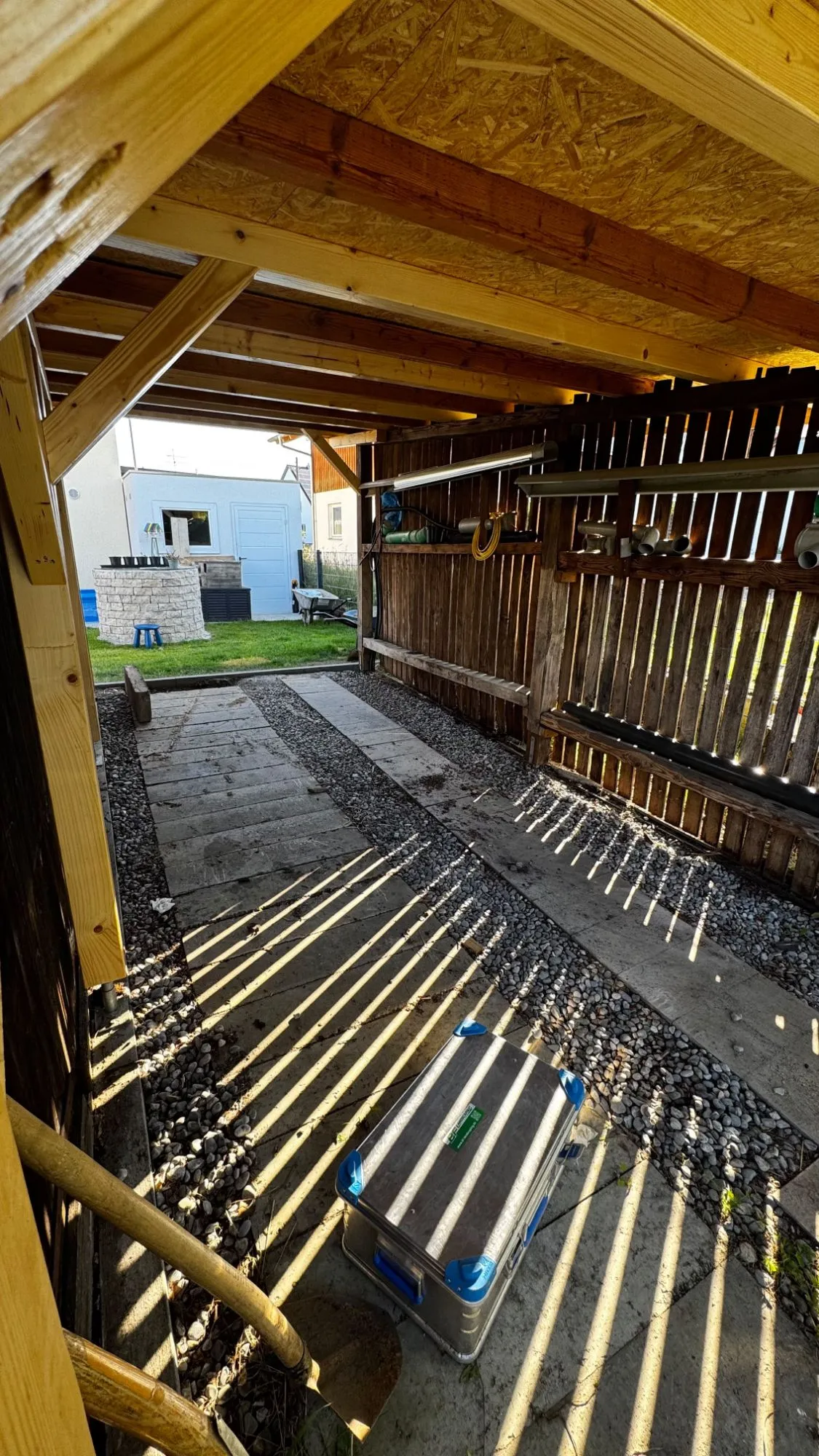 Vorher: Carport mit neuem Plattenbelag in Ort